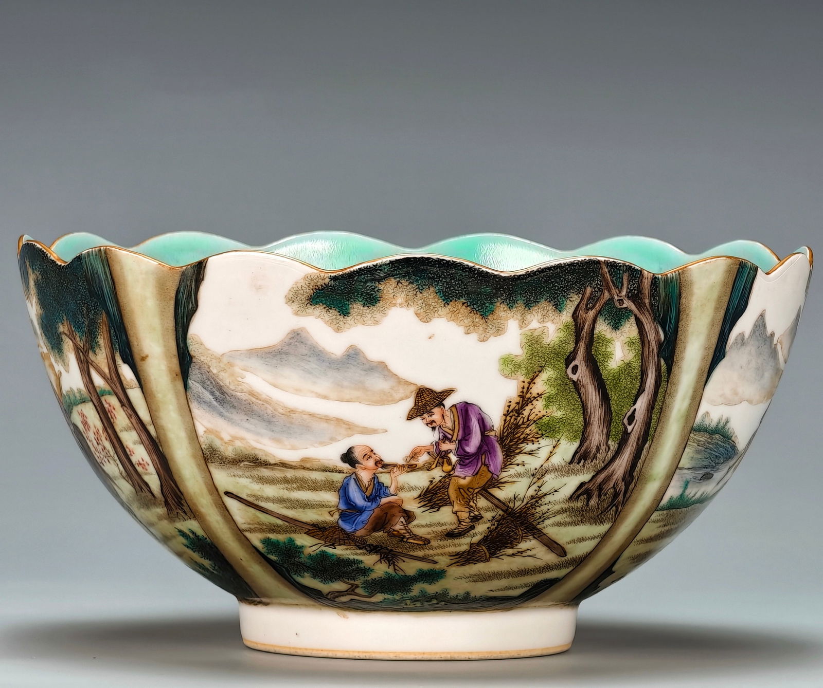 Qianlong period, Qing Dynasty, famille rose figure bowl with petal-shaped mouth. - 2