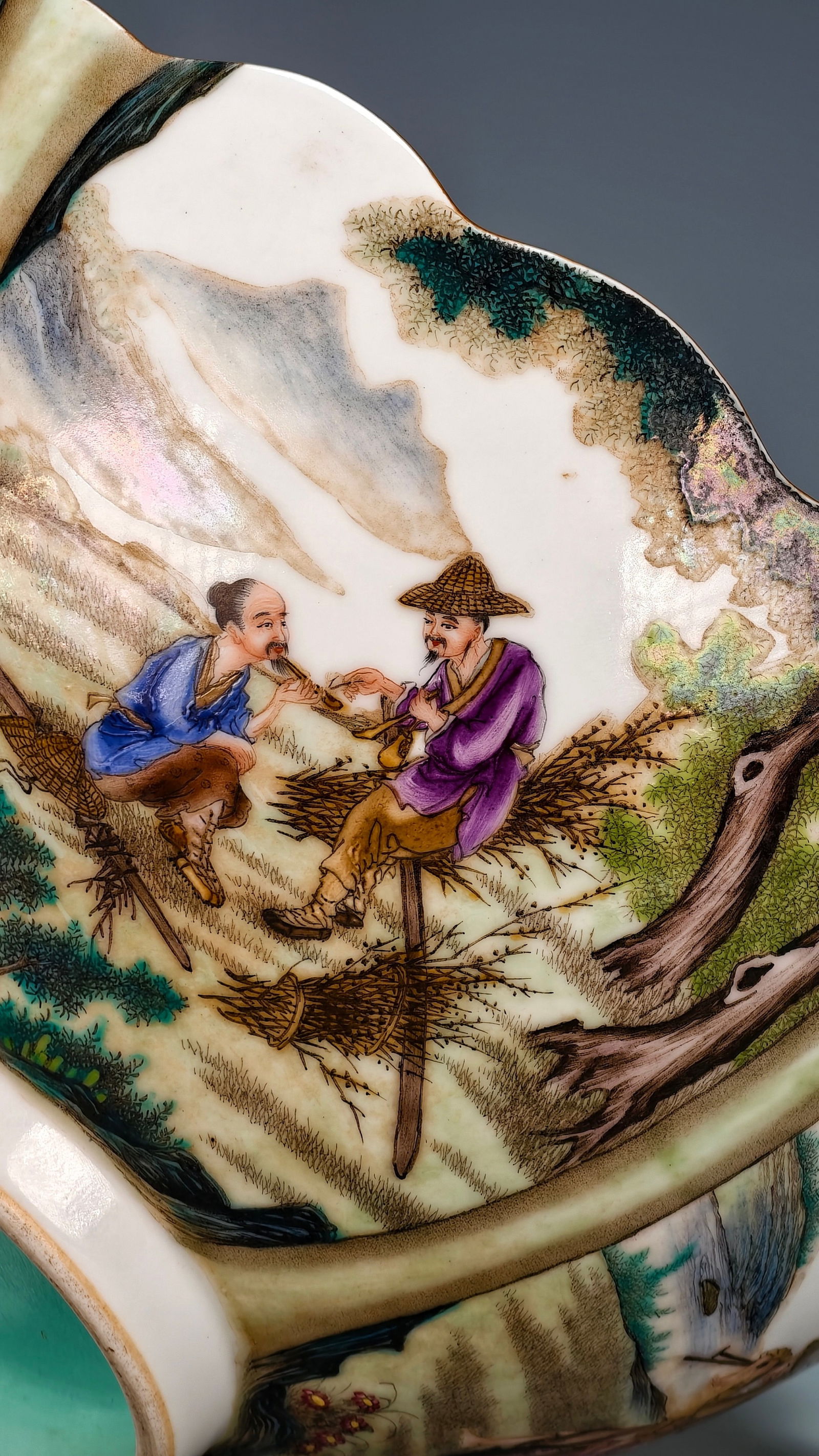 Qianlong period, Qing Dynasty, famille rose figure bowl with petal-shaped mouth. - 3