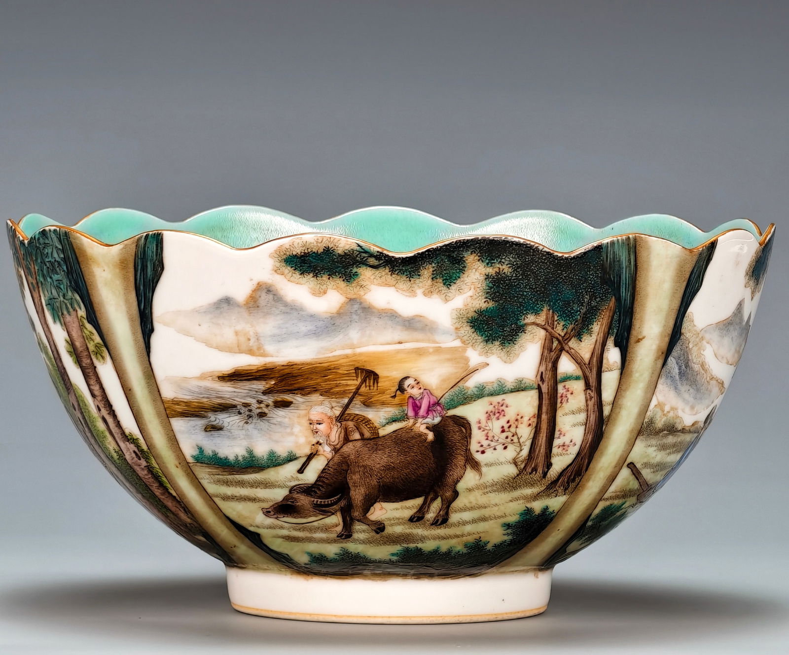 Qianlong period, Qing Dynasty, famille rose figure bowl with petal-shaped mouth. - 4