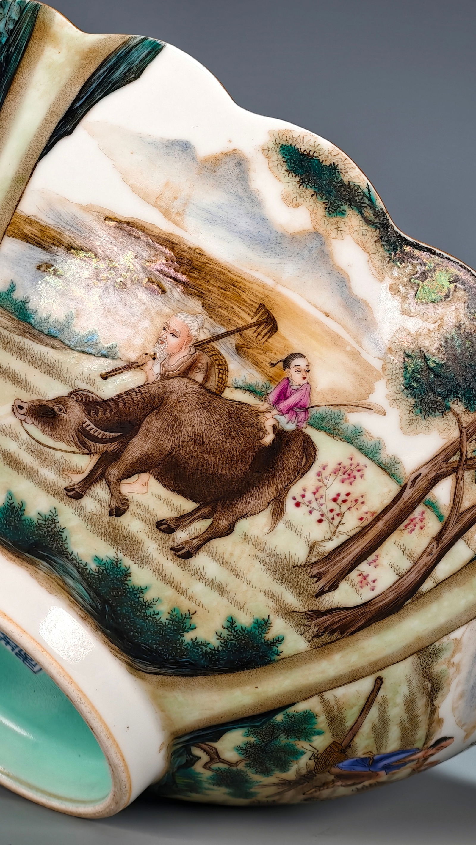 Qianlong period, Qing Dynasty, famille rose figure bowl with petal-shaped mouth. - 5