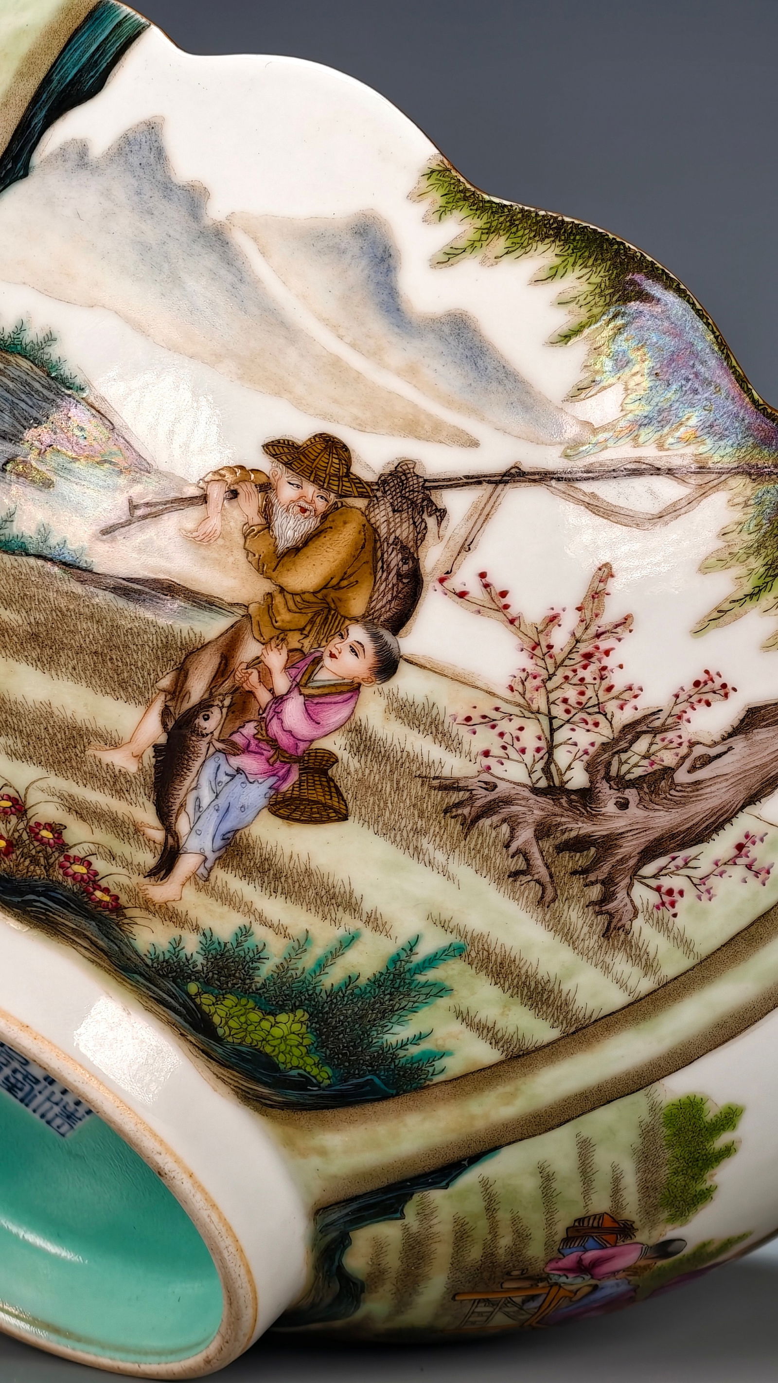 Qianlong period, Qing Dynasty, famille rose figure bowl with petal-shaped mouth. - 8