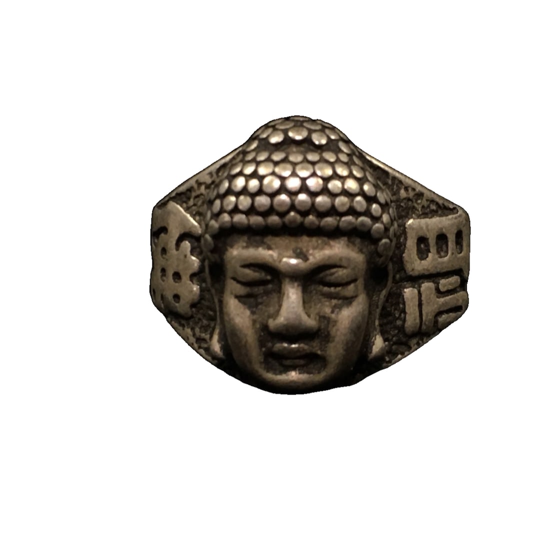 Tibetan Buddhist Statue Ring: Tibetan style Buddha statue ring, finely crafted, with a thick and heavy patina. The design is as shown in the picture, measuring 2cm in length, 2.5cm in width, and weighing 16 grams.