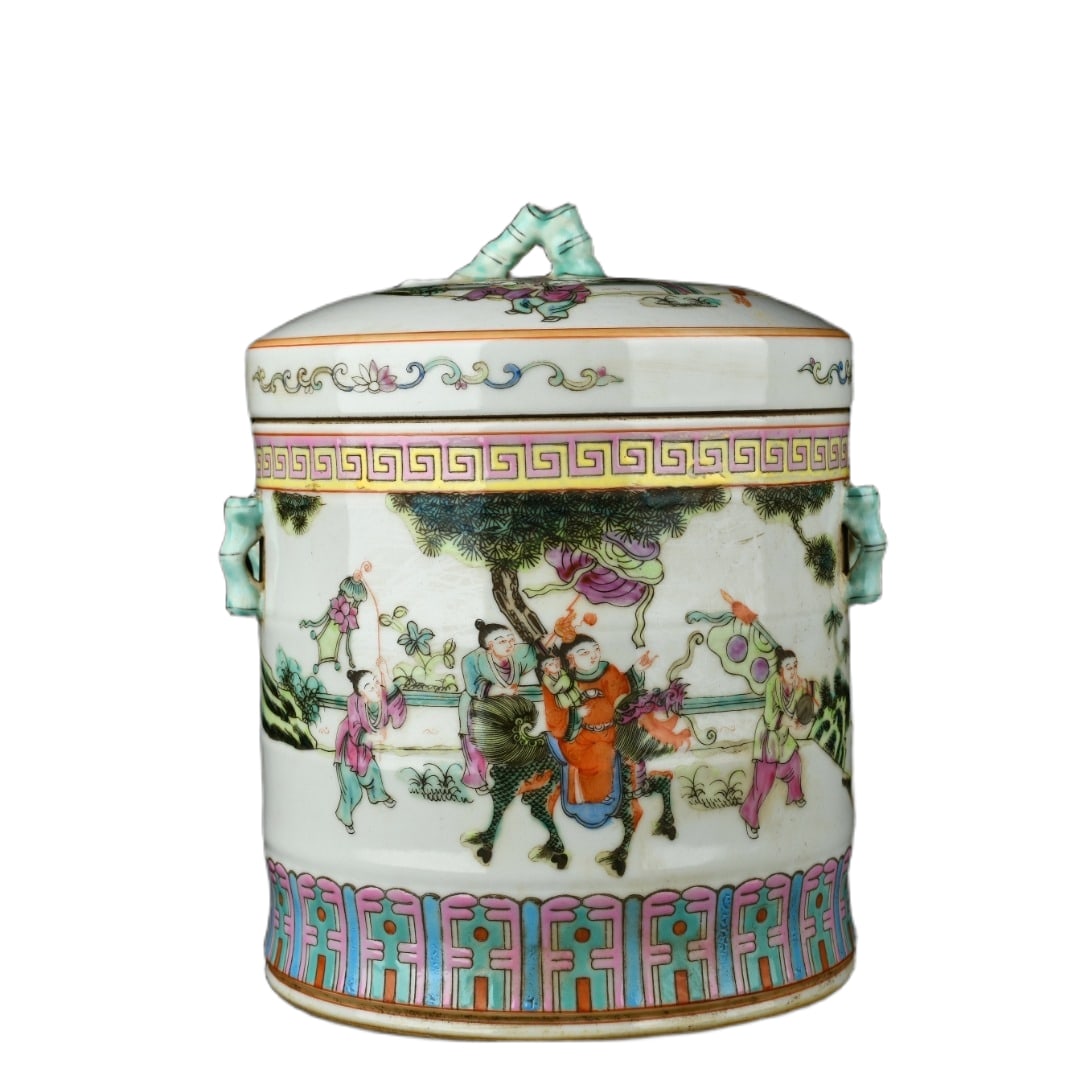 Qing Dynasty Tongzhi Period Famille Rose Bamboo Jointed Covered Jar: This Qing Dynasty Tongzhi period famille rose bamboo-shaped lidded jar is well-proportioned, made of fine porcelain throughout, measuring 23.5 centimeters in height and 20.5 centimeters in diameter.