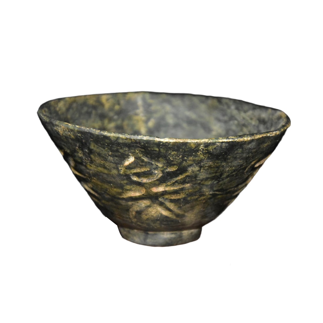 Meteorite Bowl: This meteorite bowl has a simple and ancient design, with a slightly contracted rim, a bulging abdomen, and a dignified base foot, with smooth and steady overall lines. The natural patterns on the