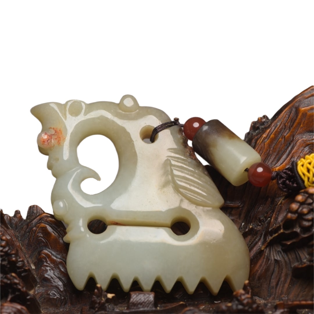 Hetian jade pig dragon: This Hetian jade pig dragon sculpture is simple and exquisite in design, with exquisite craftsmanship. The jade is warm and delicate, showing a natural coloration, and the patina on the surface is