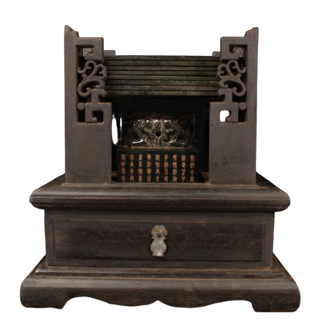 A set of Qing Dynasty natural Hetian jade seals and imperial seals.: Qing Dynasty natural Hetian jade carved with royal inscriptions, a set of imperial seals and jade seals. Comes with an antique redwood box. The set weighs 6157 grams, with a height of 28 centimeters a