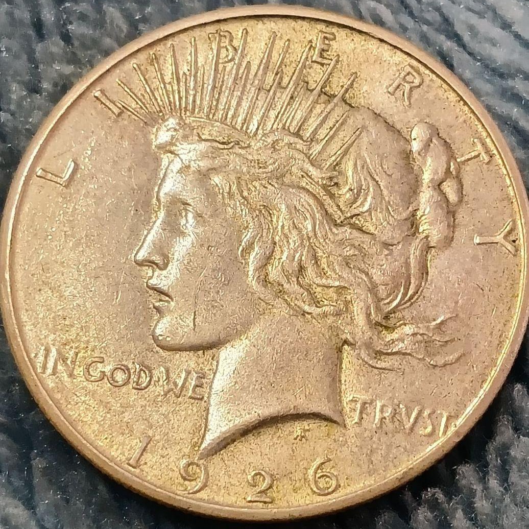 1926 Peace Silver Dollar (1 dollar): A silver coin designed with the Statue of Liberty issued in 1926, weighing 26.75 grams, with a face value of 1 US dollar. Year: 1926Material: SilverWeight: 26.75 gramsFace value: 1 US dollar