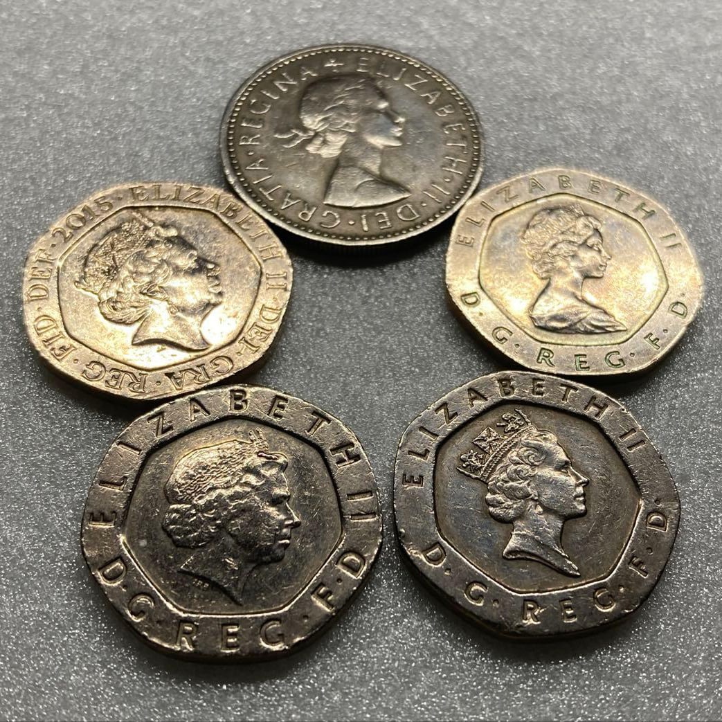 A set of 5 official portrait commemorative coins of Queen Elizabeth II of the United Kingdom. (1 of 9)