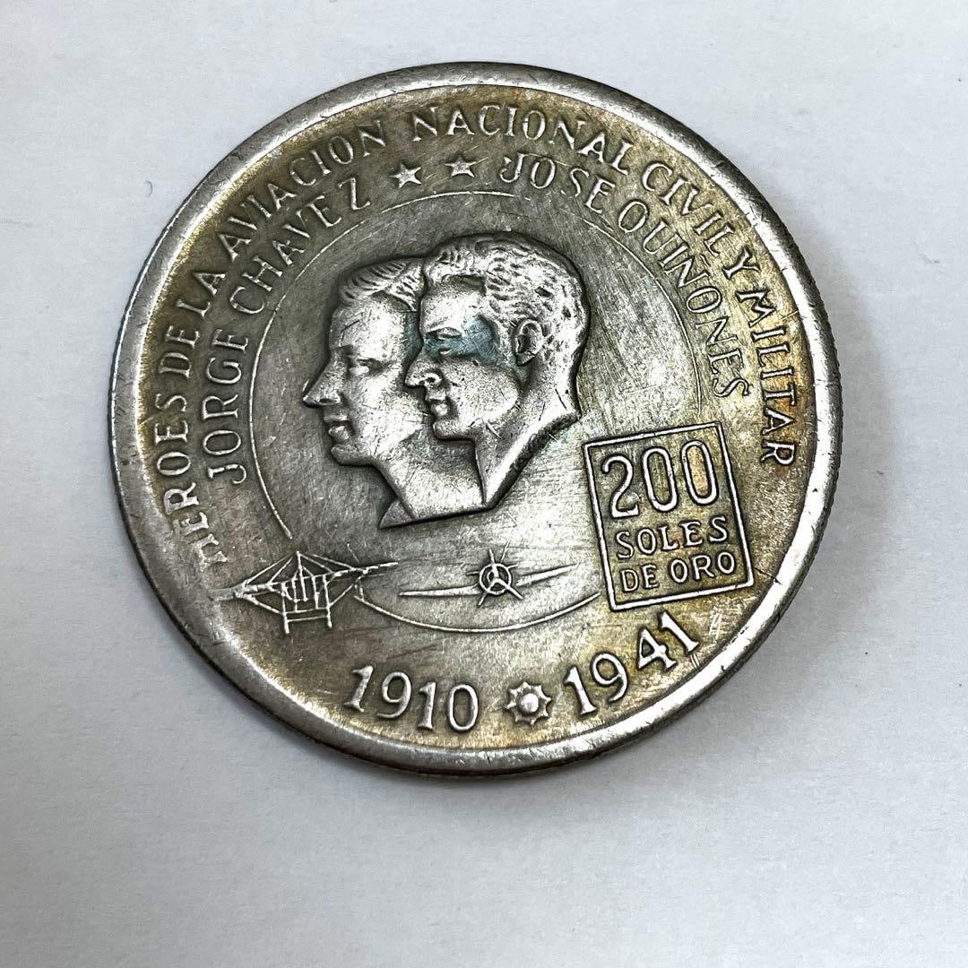 Peru 200 Soles Gold Coin 1910-1941: Peruvian 200 Soles de Oro coin, with a diameter of 38 millimeters.Year: 1910-1941Denomination: 200 Soles de OroIssuing Country: PeruYear: 1975Design: Peruvian Coat of ArmsDiameter: 38.0 millimeters