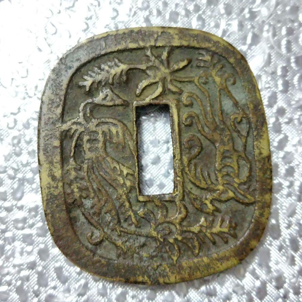 Ancient coins for divination: Ancient coin with gossip design, weight: 49.42 grams, dimensions: 51.8 x 46.48 millimeters, thickness: 3.4 millimeters.