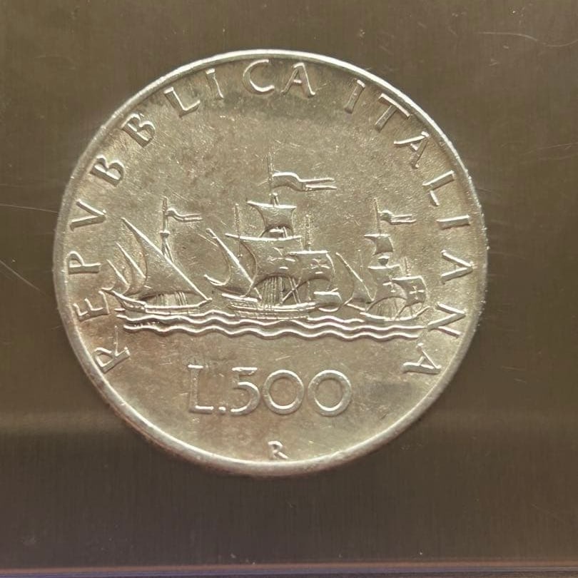 Italian 500 lire old silver coin, with a ship design, 1958: Italian 500 lire silver coin, boat-shaped design, weighing 11.8 grams.