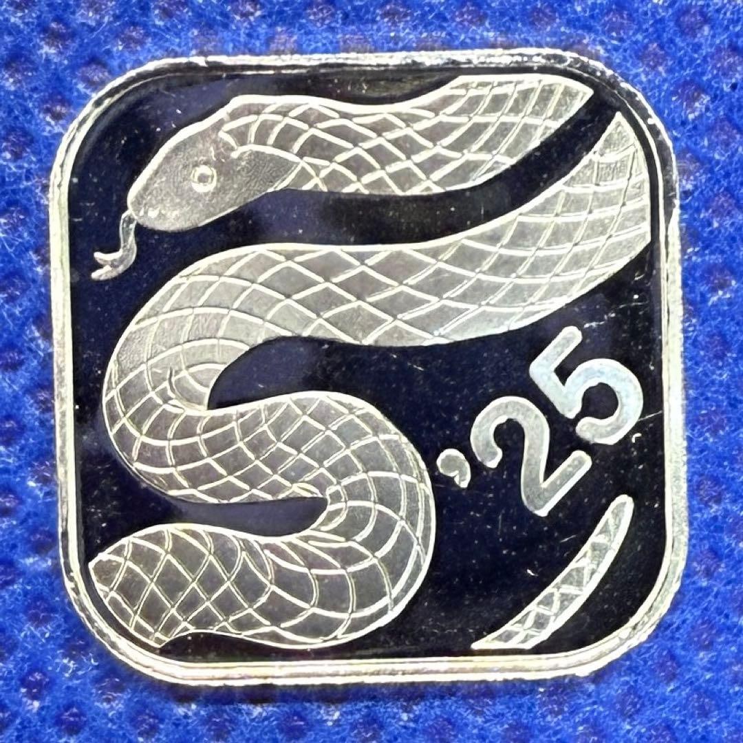 Material: Pure silver, cherry blossom design, year 2025.: Japanese Mint silver commemorative coin set, made of pure silver, featuring cherry blossom design, approximately 4.3 grams, to be released in 2025 (Year of the Snake, 7th year of Reiwa era).