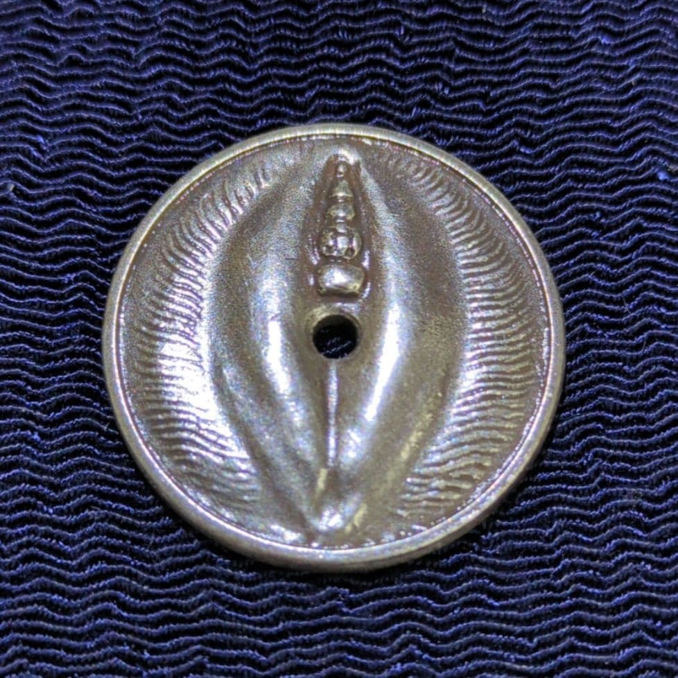 Coin: This is a rare lucky coin from Chokkenji Temple, shaped like a female symbol talisman.It is said that if women carry it, it can act as a talisman, blessing them with safe childbirth, smooth