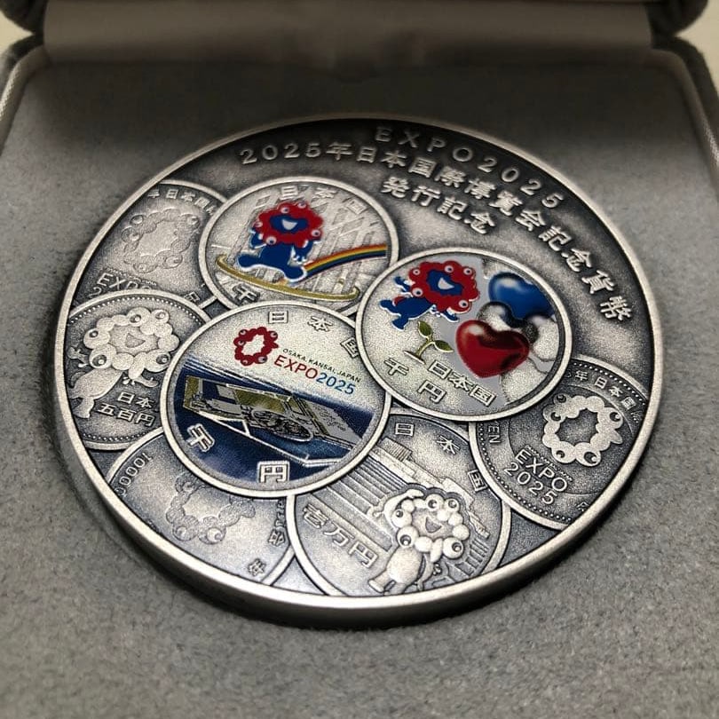 2025 Japan International Exposition Commemorative Medal: Issued to commemorate the 2025 World Expo, the 2025 World Expo commemorative medal is made of pure silver and features a mint mark in mint green. It comes with a certificate and a dedicated storage bo