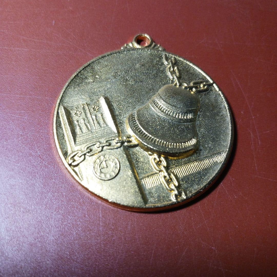 Waseda University 1995 Commemorative Gold Medal: The 1995 Waseda University Commemorative Medal features a gold design with an image of the Okuma Auditorium and a chain.Design: A gold medal with the image of the Okuma Auditorium and a chain in the c