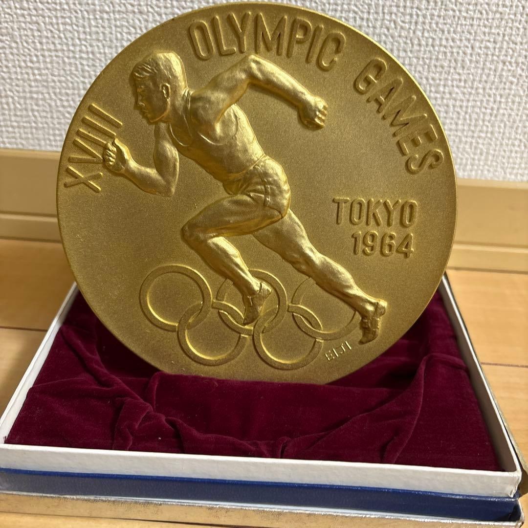 1964 Tokyo Olympics commemorative medal (with original box): 1964 Tokyo Olympics commemorative medal (with original box) diameter: approximately 20 centimeters.