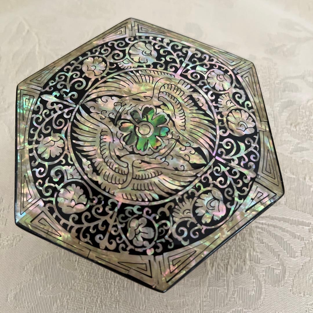 Lacquerware jewelry box inlaid with mother-of-pearl: Lacquerware jewelry box inlaid with mother-of-pearl, this is something I bought in Korea before. Both the interior and exterior are decorated with inlaid mother-of-pearl, forming very delicate