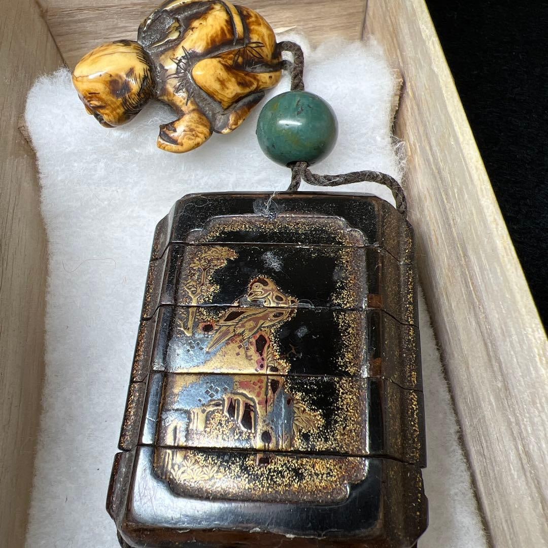 Edo period lacquerware five-tiered box: Edo period lacquerware five-tiered box (small container) and netsuke (miniature sculpture), with wooden box, 58 grams.