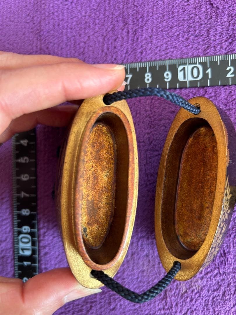 The box is decorated with landscape patterns. - 10