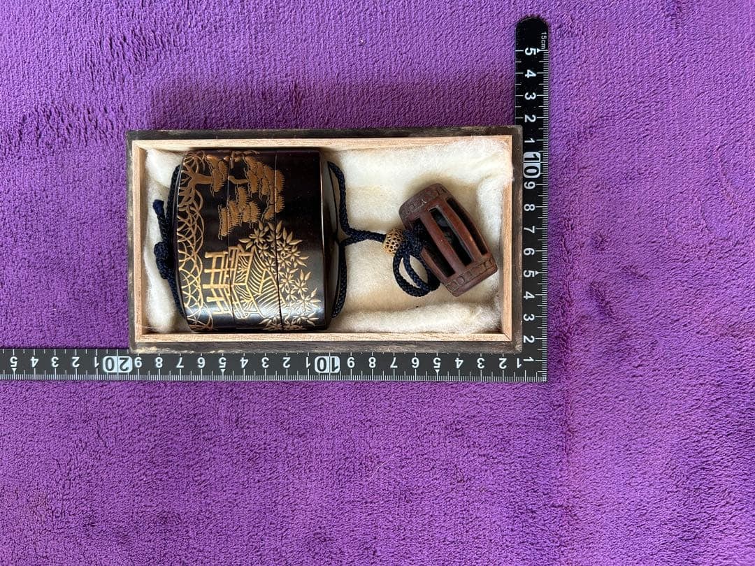 The box is decorated with landscape patterns. - 7