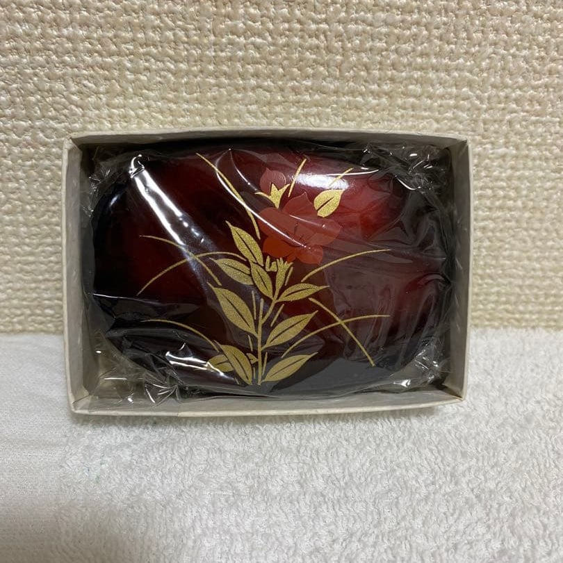 Red lacquer small object box, decorated with golden floral patterns.: Small red lacquerware object box, decorated with golden floral patterns.