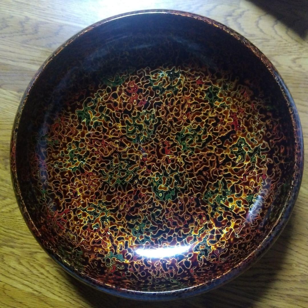 Exquisite lacquerware: This lacquerware is exquisitely beautiful, with intricate and elaborate patterns. The fusion of red, green, and yellow creates a unique and beautiful visual effect. It has a diameter of about 24