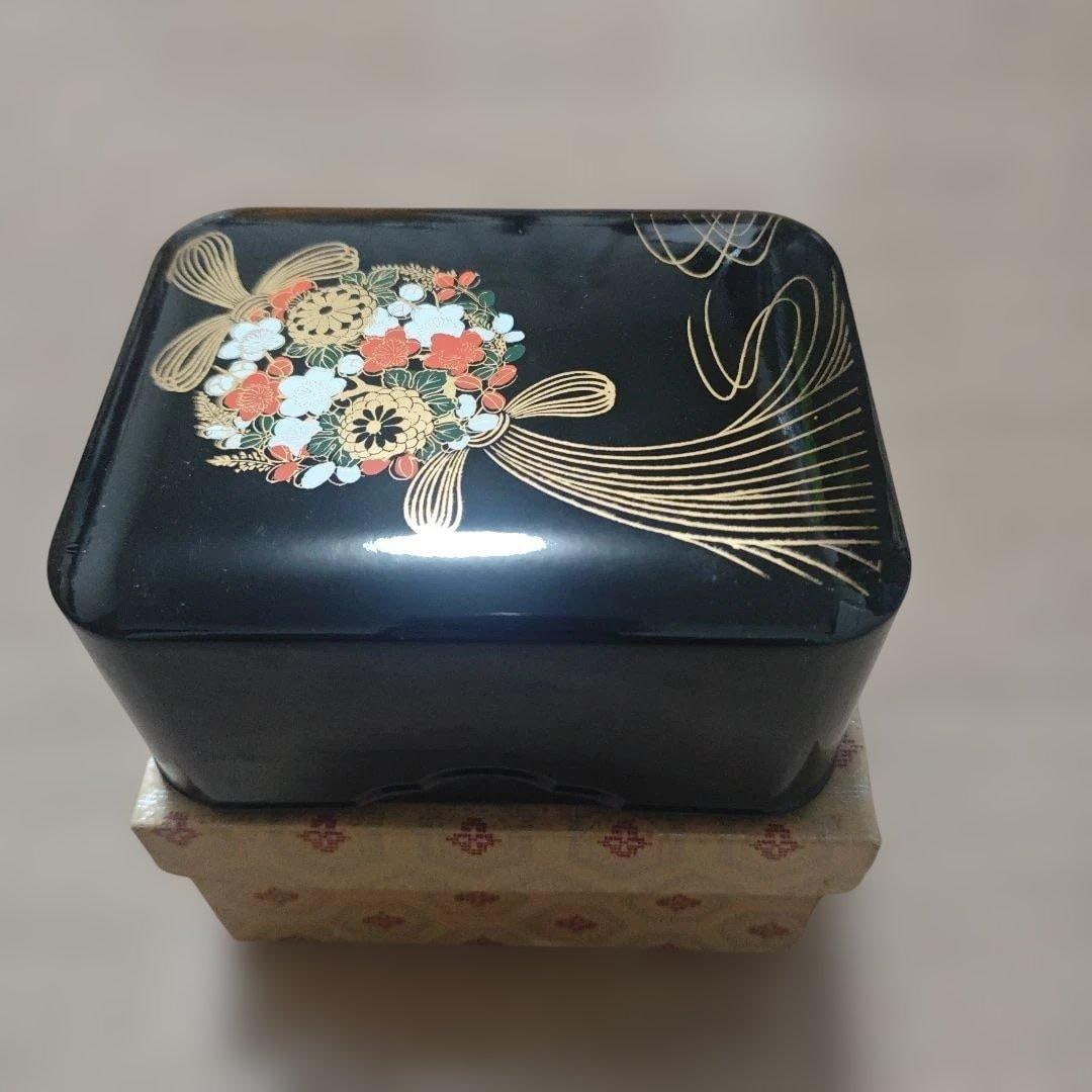 Lacquer box decorated with floral patterns and gold foil.: This is a lacquered inkstone box.It measures approximately 11 cm in length, 15 cm in width, and 7 cm in height.