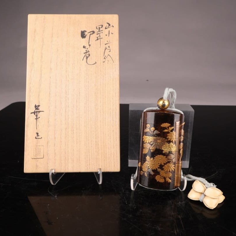 Decorative box [Manufactured by Yoshida Kasei]: Inro (small decorative box) [manufactured by Yoshida Kasei], with autumn grass pattern, gold and silver inlay, mother-of-pearl inlay, comes with original box, with slight damage.