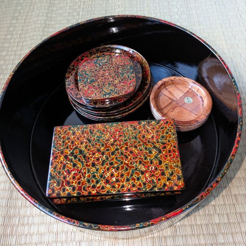 Lacquerware containers and plates: This is a set of Tsugaru lacquerware containers and plates. The container has a diameter of 30 centimeters and a height of 10 centimeters, with the inner wall of the lid also made of Tsugaru lacquer.