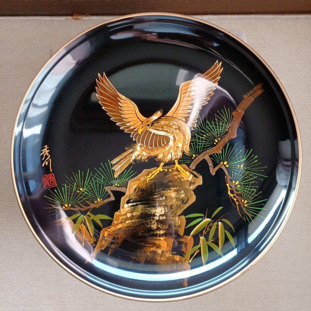 Showa era plate: This is a large plate.It is inscribed with "Shakusan Gakuzo" (a 13-inch framed plate).This is a work by Hidekawa, depicting an eagle perched on a pine tree.