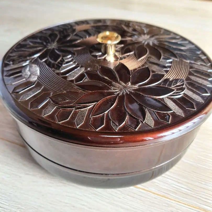 Showa Double-Layer Lacquer Appetizer Set (Candy Container): This is an exquisite lacquer appetizer set, adorned with large floral patterns.It can also be used as a candy dish.- Design: Round double-layer container, with lid, adorned with floral carvings.- Mate