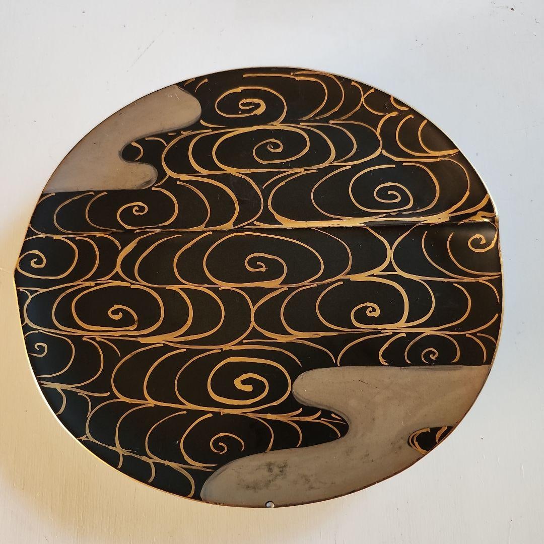 Wave pattern plate, tea ceremony utensil, dessert plate: A beautiful lacquer water jar decorated with a golden wave pattern.Design: Black lacquer with a golden wave pattern.Base: White base with a height of three feet.Diameter: Approximately 20 centimeters.