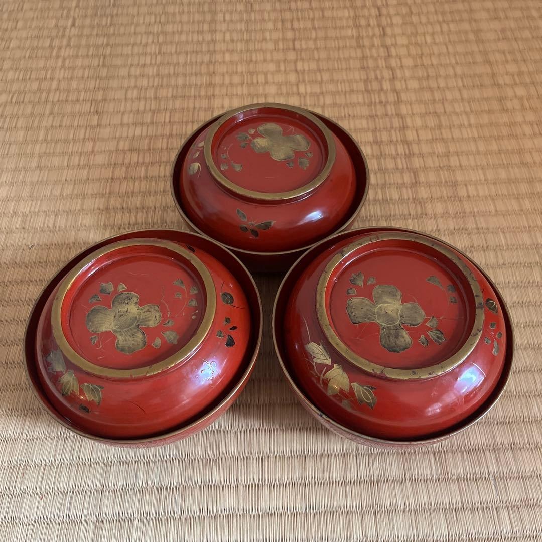 Natural wood hand-painted gold rim red lacquer bowl with lid (3-piece set): Natural wood hand-painted gold-rimmed red lacquer bowl with lid (set of 3), this is a very old wooden bowl.I obtained this from an old house in Kyoto.