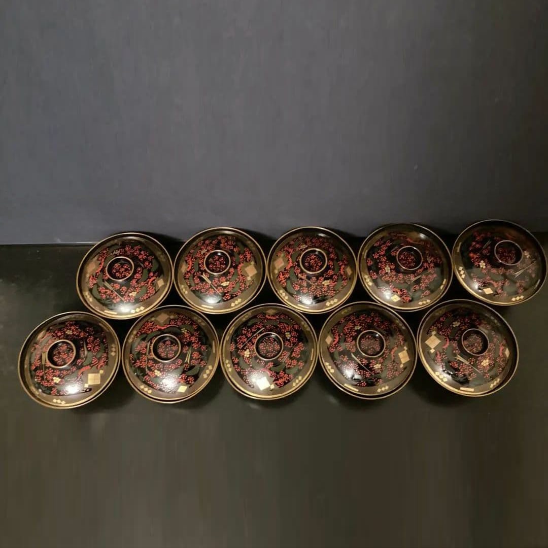 A set of ten lacquerware bowls.: A set of ten lacquer bowls, packed in a wooden box. These bowls are 60 years old, decorated with a design of southern bamboo on the bowl body, and decorated using the technique of gold lacquer paintin