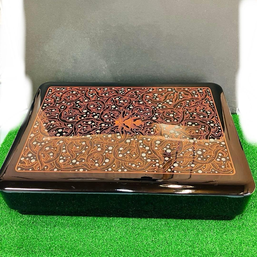 A document box with a glossy black lacquered surface.: A document box with a glossy black lacquer finish on the surface, adorned with exquisite Arabic-style patterns.