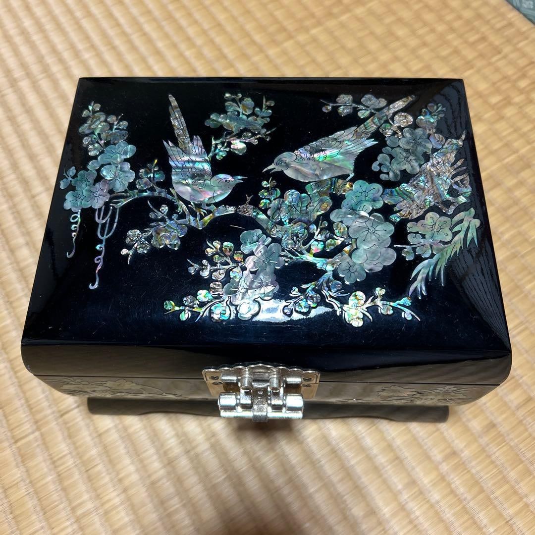 Mother of pearl inlaid jewelry box: Mother-of-pearl inlay, traditional Korean craftsmanship, a jewelry box with a mirror, perfect for storing small items.It also features a music box spring at the bottom, but it does not work.No