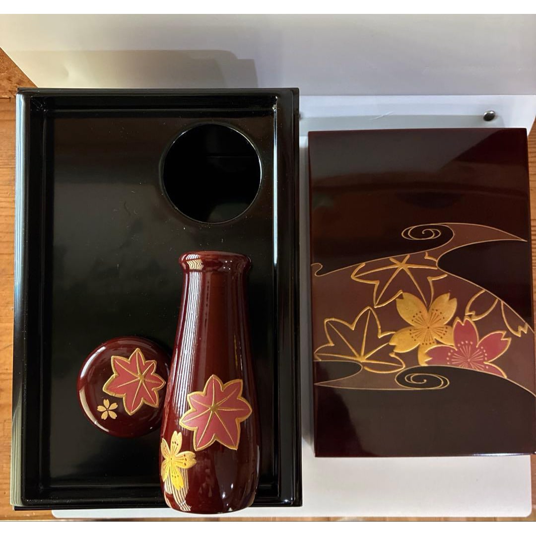 Wajima lacquerware: Lacquerware, Wajima lacquerware, gold lacquer design, cherry blossom pattern.