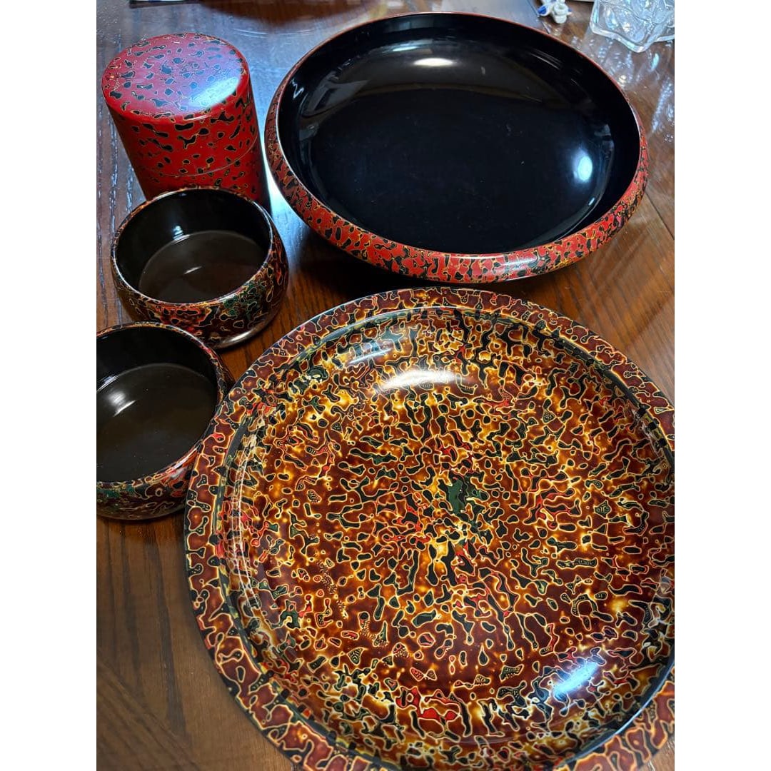 Tsugaru lacquerware five-piece set: Five Tsugaru lacquerware itemsTwo large plates, a tea set, a tea canisterI carefully packed away the large plates and the tea set because I felt it was too wasteful to use them.Only the tea canister i