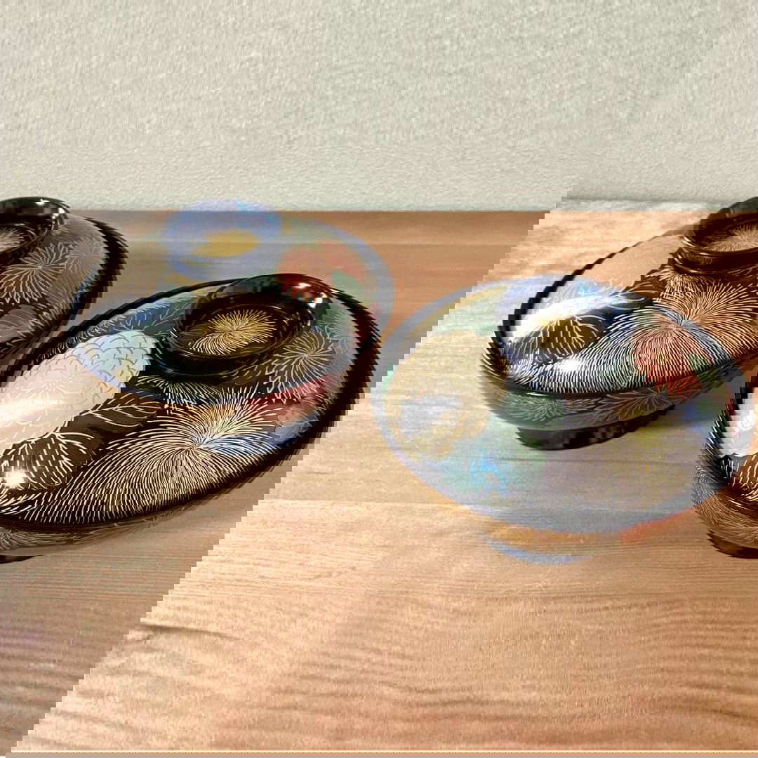 Wajima lacquerware, black lacquer, chrysanthemum gold inlaid painted bowl: This is a set of lacquer bowls from Rindou Island, totaling two bowls.They are adorned with exquisite embroidery and painted patterns, with chrysanthemums as the main theme.They give a sense of stabil