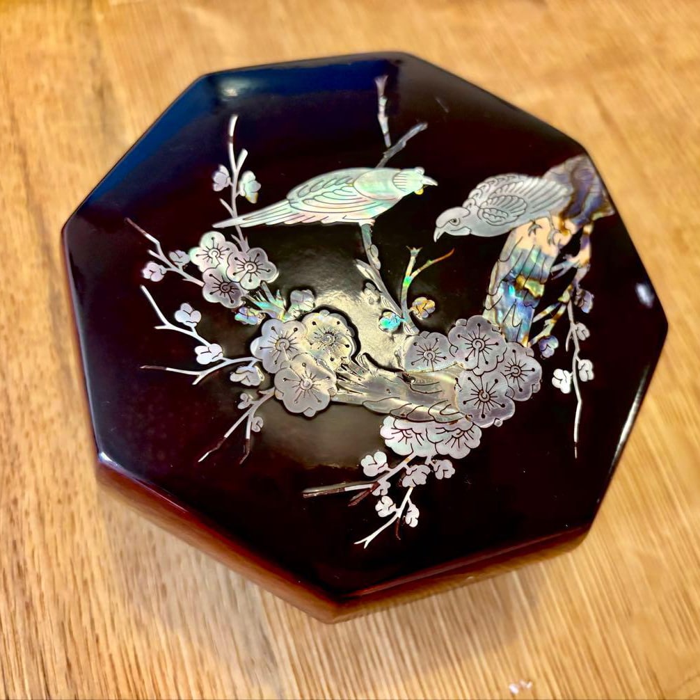 Octagonal lacquer jewelry box: An octagonal lacquer jewelry box, adorned with exquisite mother-of-pearl inlay depicting bird, animal, and floral patterns.