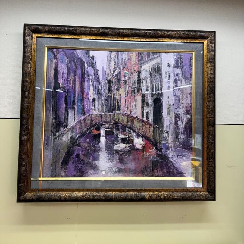 T. Koshinaka's canal landscape painting, oil painting: A beautiful canal landscape painting, with purple and green as the main color scheme.Title: Landscape PaintingTechnique: Oil paintingArtist's name: T. KoshinakaFrame colors: Gold and brown