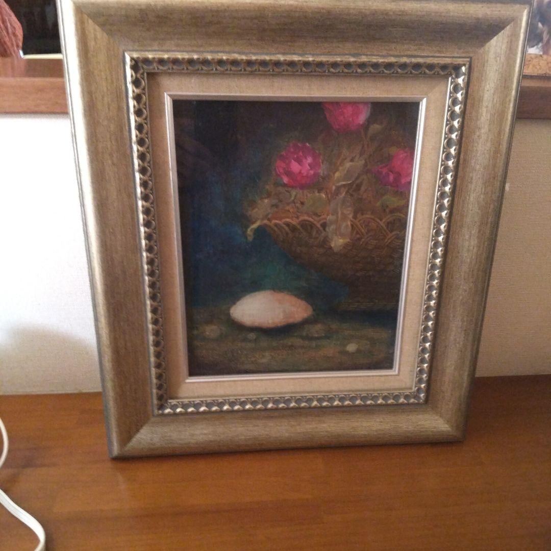 Still life painting: flowers and seashells, golden picture frame: A still life painting depicting flowers and seashells, framed in a gold frame.Frame color: GoldSubject of the painting: Flowers and seashellsArt style: Still lifeBack color: GreenArtist: Mitsuo Iwasak