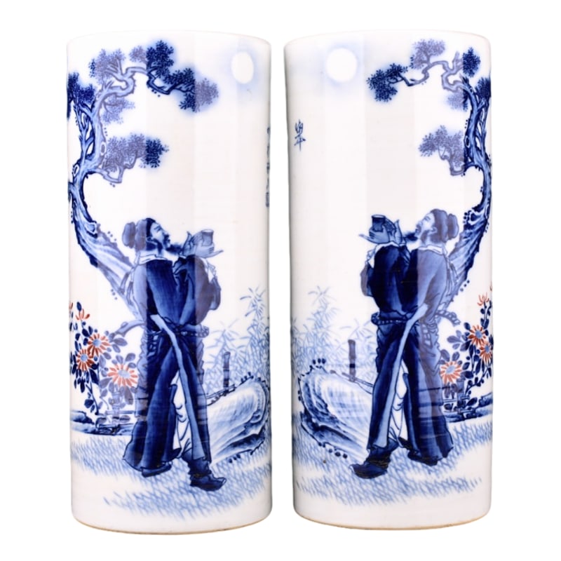 Republic of China master Wang Bu painted a pair of blue and white porcelain hats with red glaze.: Republic of China master Wang Bu painted a pair of blue and white porcelain cups with underglaze red, featuring the design of raising a toast to the bright moon, with a hat-shaped lid. The size is 28x