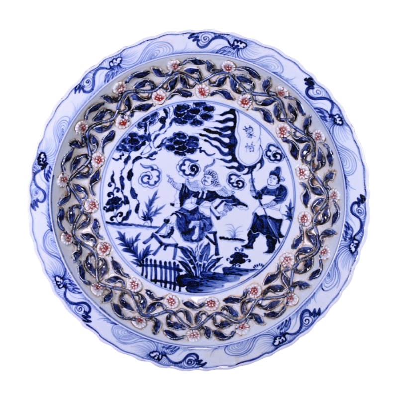 Blue and white porcelain plate with underglaze red human figures and story patterns.: Blue and white glaze with underglaze red and white flower-shaped Gu kiln plate with General Meng Tian's story pattern, measuring 7×45 centimeters in height.