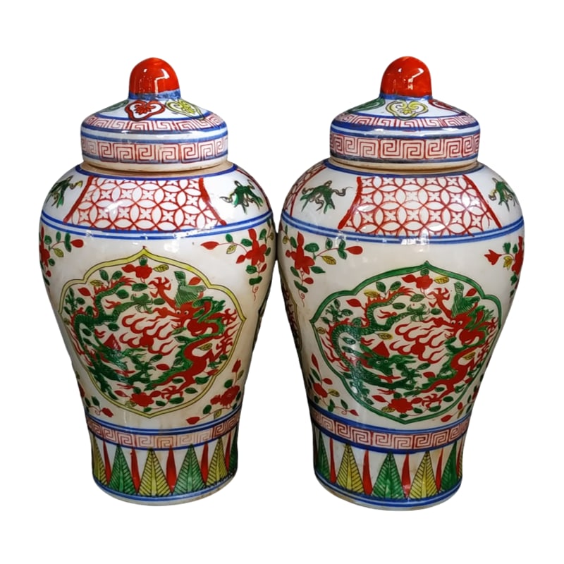 Ming Dynasty Jiajing five-colored hand-painted dragon pattern covered jar: Ming Dynasty Jiajing five-colored hand-painted dragon pattern covered jar, dimensions as shown in the picture.