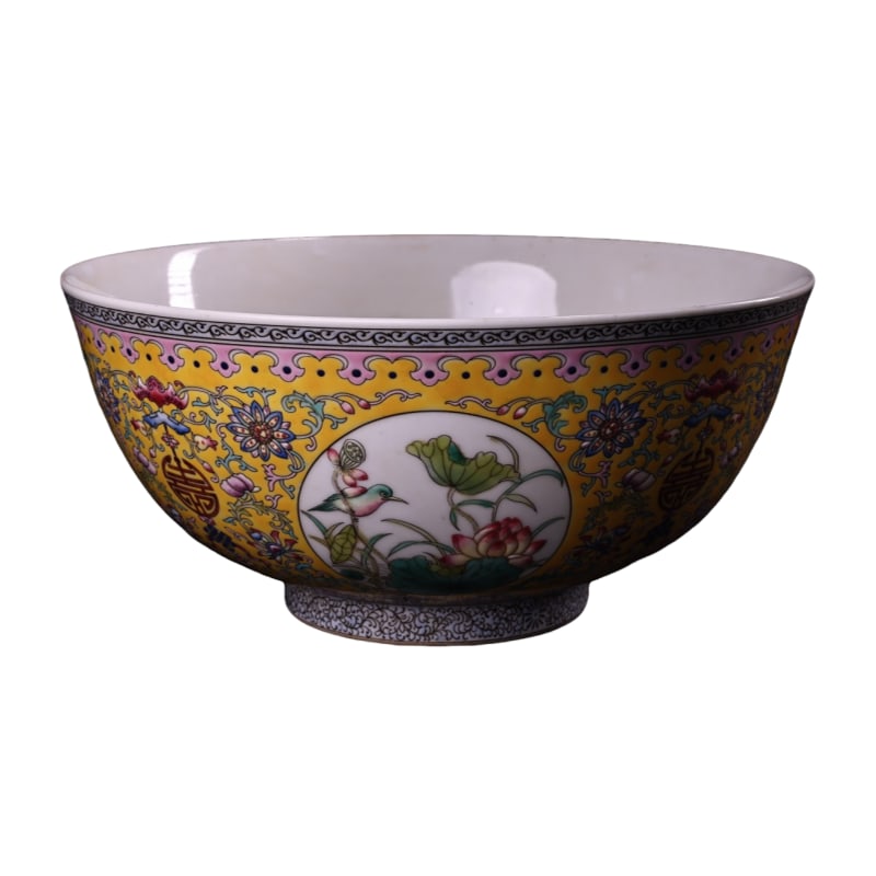 Qing Dynasty palace pure hand-painted enamel powder color large bowl: Qing Dynasty palace imperial hand-painted enamel color large bowl Exquisite painting craftsmanship, exquisite vessel design Weighs 940 grams, diameter of 22 centimeters, height of 10 centimeters