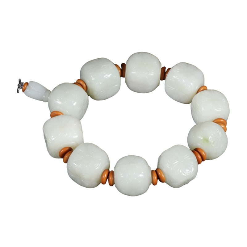 Qing Dynasty Hetian jade seed material bracelet with beautiful flower patterns: Qing Dynasty Hetian jade seed material bracelet with auspicious flower pattern, specifications: bead diameter 1.7cm, weight 132g.
