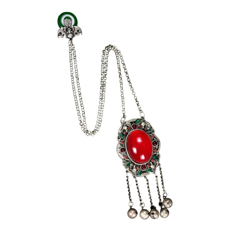 Qing Dynasty silver longevity lock, set with green jade and red jade silver pendant.: Qing Dynasty silver longevity lock, inlaid with green jade and red jade silver pendant, with silver grilled blue filigree craftsmanship. The pendant is 7.0 cm wide, 5.5 cm high, and 0.5 cm thick, whil