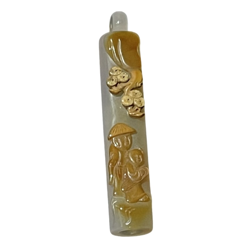 Old agate character story pendant: The old agate figure story leads the tube, the agate retains the skin and is finely carved, with delicate and tight material, good whiteness, comfortable skin color, full of oiliness, exquisite