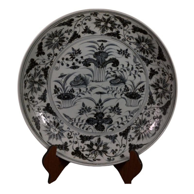 Ming Hongwu "Mandarin Ducks Playing in Water" Pattern Decorative Plate: Ming Hongwu "Mandarin Ducks Playing in Water" decorative plate, with a diameter of 48cm and a height of 9.5cm. It is purely handmade, with a reasonable layout, clear and distinct, prominent theme, cle